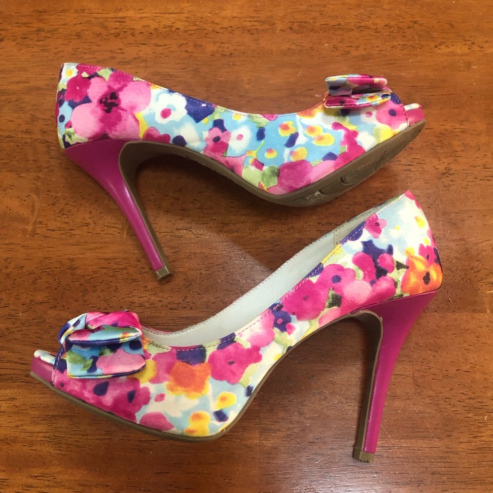 FIONI Floral Peep-Toe Heels in Pink Multi